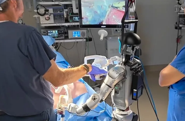Robot Hình Người: Bước Đột Phá Trong Phẫu Thuật Nội Soi