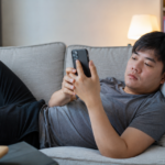 Tại Sao Công Nghệ Hiện Đại Khiến Chúng Ta Cảm Thấy Thiếu Vui?