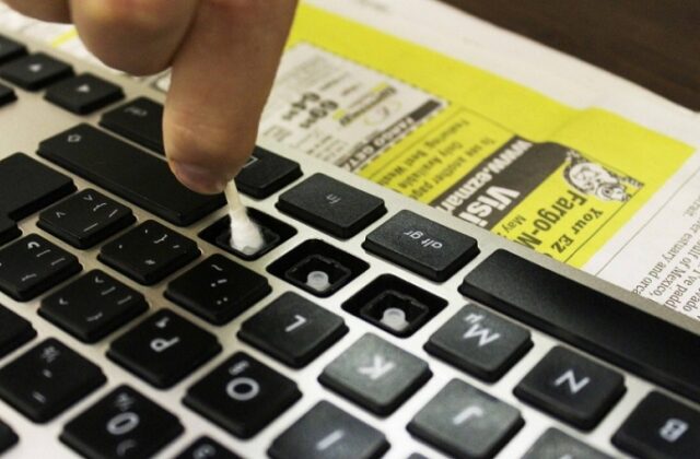 Hướng Dẫn Đơn Giản Vệ Sinh Bàn Phím Laptop Đúng Cách