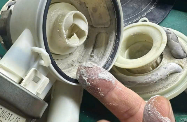 Tại Sao Máy Rửa Bát Cần Sử Dụng Muối, Chất Tẩy Rửa và Nước Bóng?