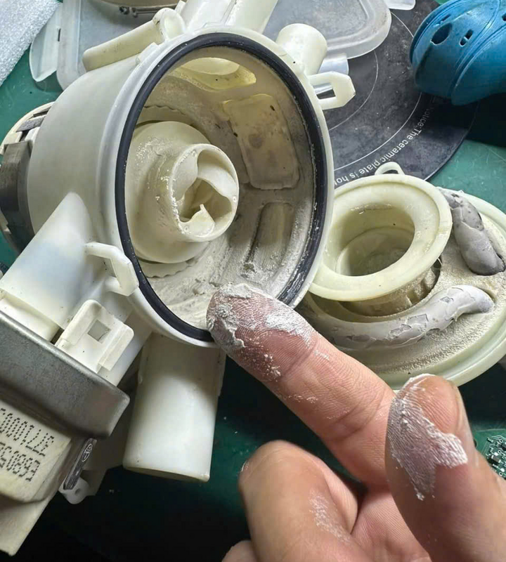Tại Sao Máy Rửa Bát Cần Sử Dụng Muối, Chất Tẩy Rửa và Nước Bóng?