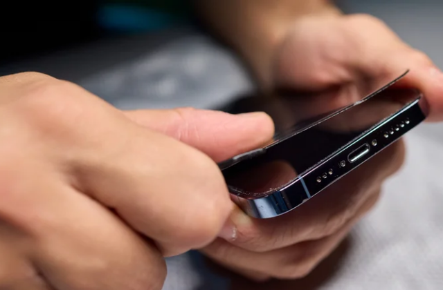 Tại Sao Nên Chọn Miếng Dán Màn Hình Có Lớp Phủ Chống Dầu Cho Smartphone?