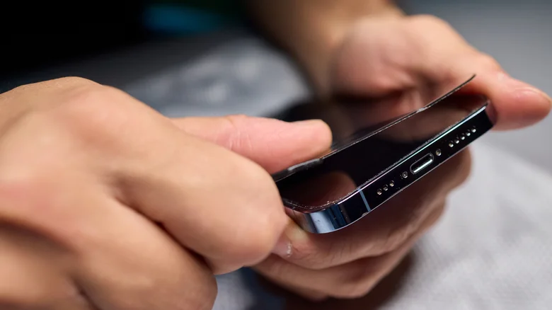 Tại Sao Nên Chọn Miếng Dán Màn Hình Có Lớp Phủ Chống Dầu Cho Smartphone?