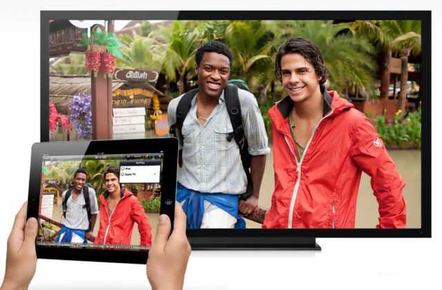 Cách Chiếu Ảnh và Video Từ Điện Thoại Lên TV: Không Chỉ Bằng AirPlay và Chromecast