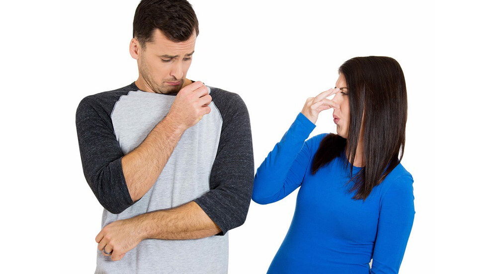Mặc quần áo ẩm có mùi hôi khó chịu